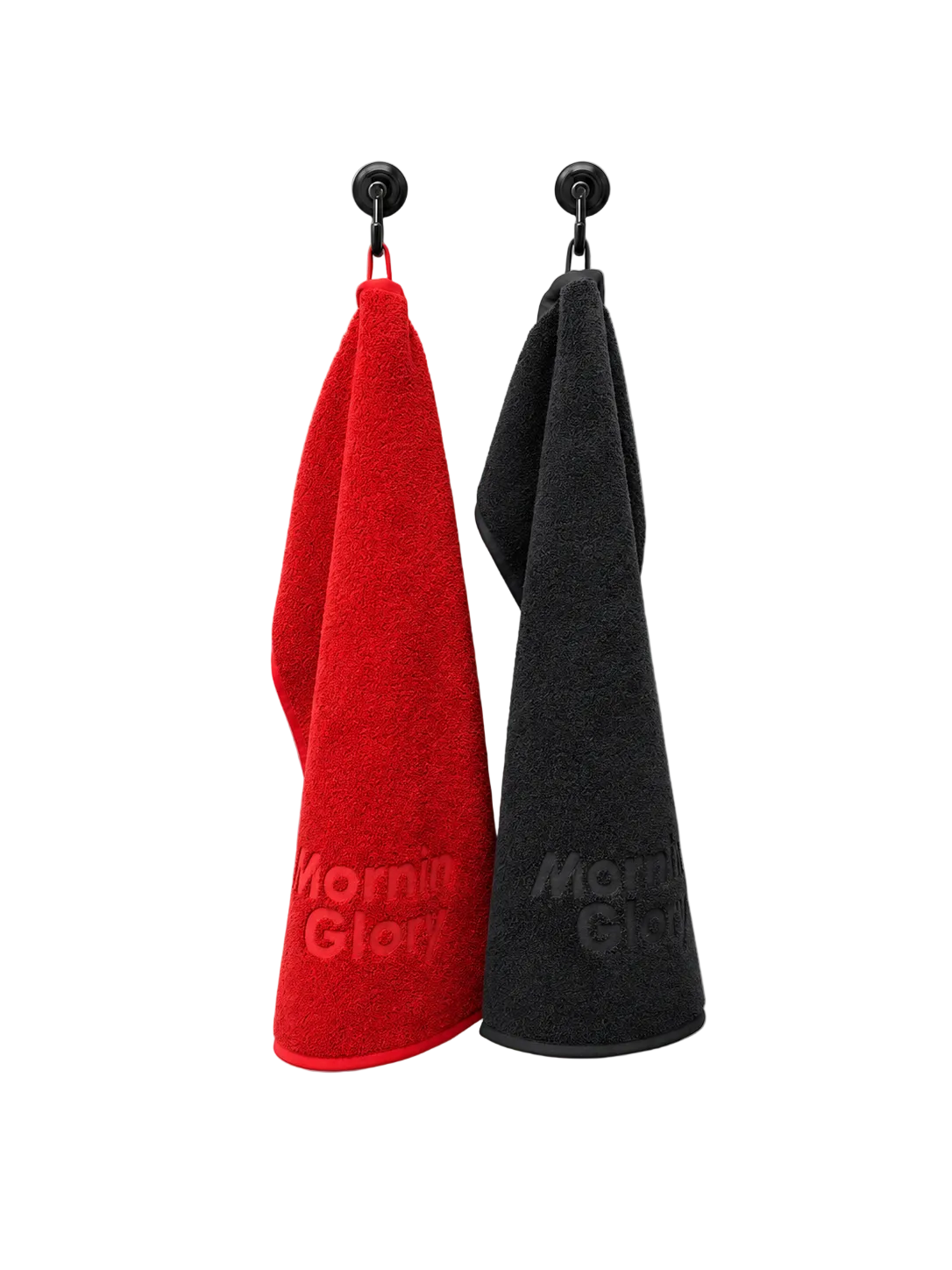 MÖVE Handtücher in Rot und Anthrazit mit Mornin' Glory Stickerei an Wandhaken aufgehängt