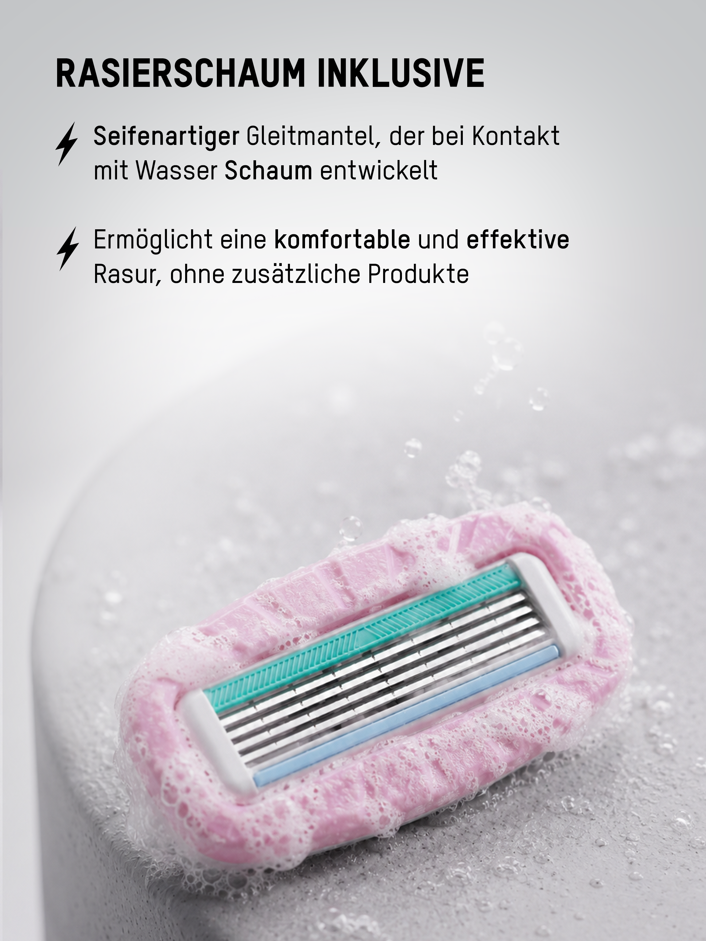 Rasierklinge mit integriertem Gleitmantel, der bei Kontakt mit Wasser pflegenden Schaum entwickelt.
