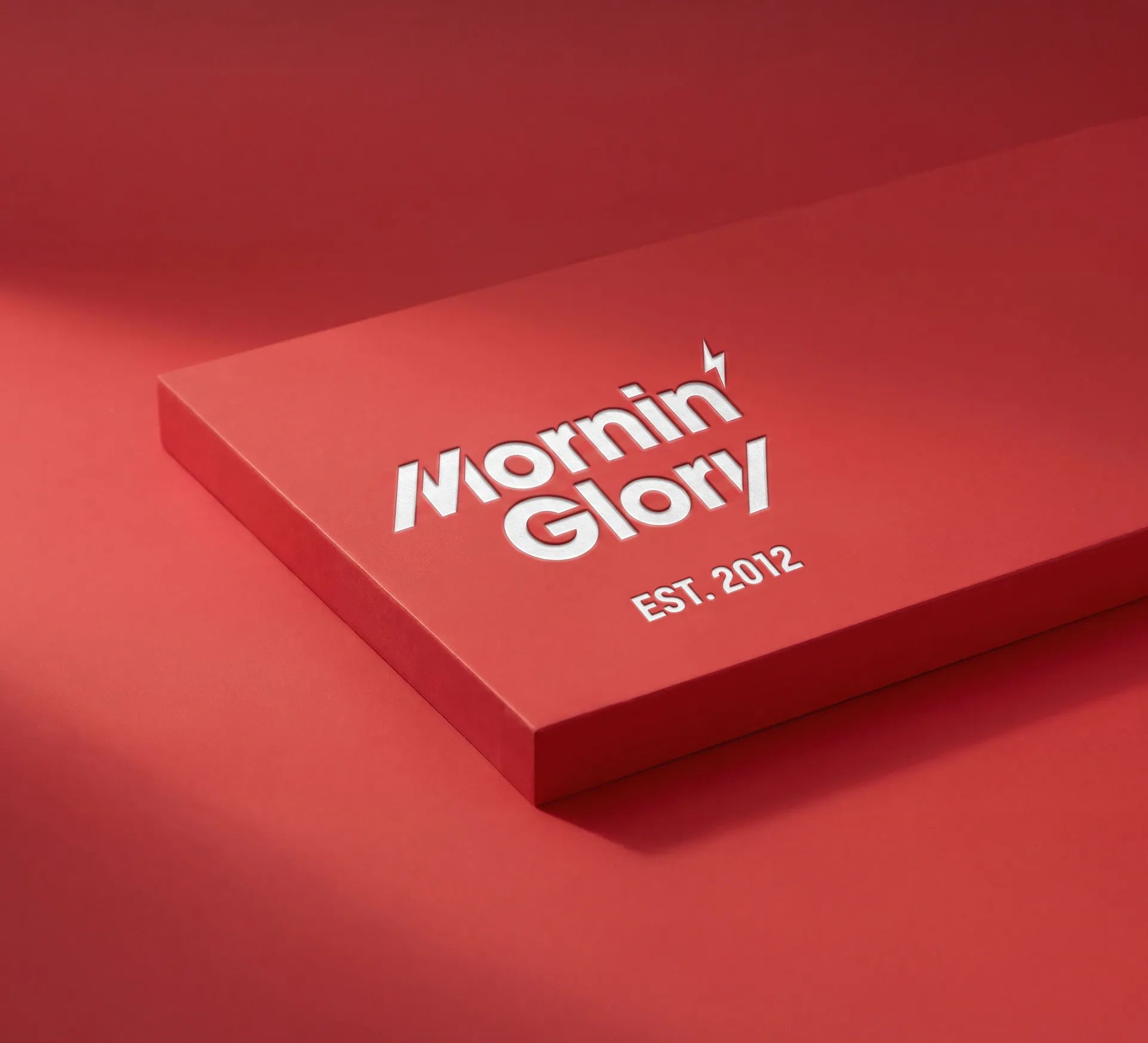 Mornin' Glory Logo auf roter Verpackung – Premium-Rasierprodukte seit 2012.
